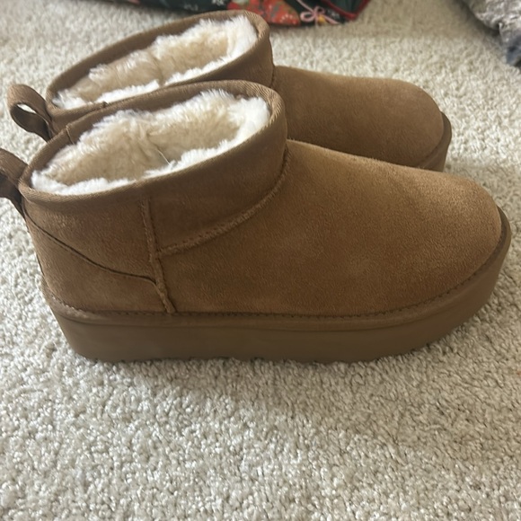 Mini UGG, kids 6 but fits a women’s 8 - Picture 2 of 5